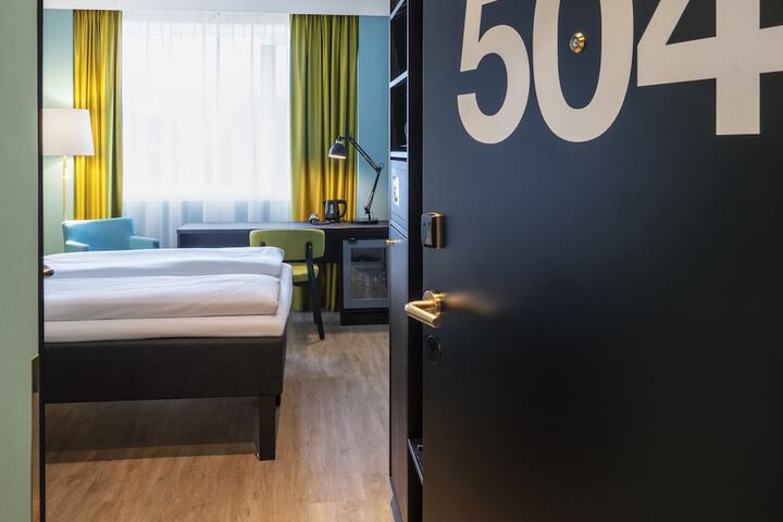 Room 12 of 90