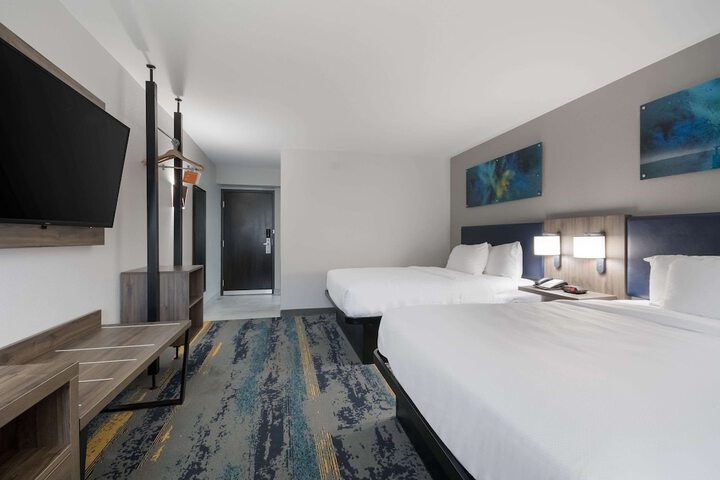 1 Queen Bed Accessible (7 of 24)