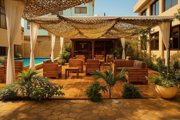 Lounge 4 of 10