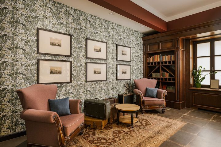 Lobby lounge