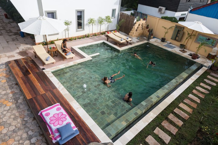Pool 44 of 67