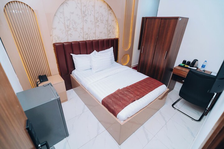 Room 6 of 60