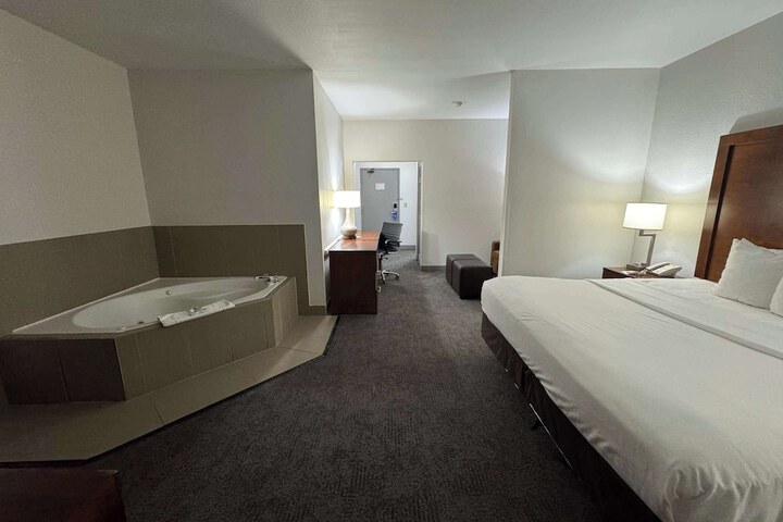 1 King Bed Suite (23 of 23)