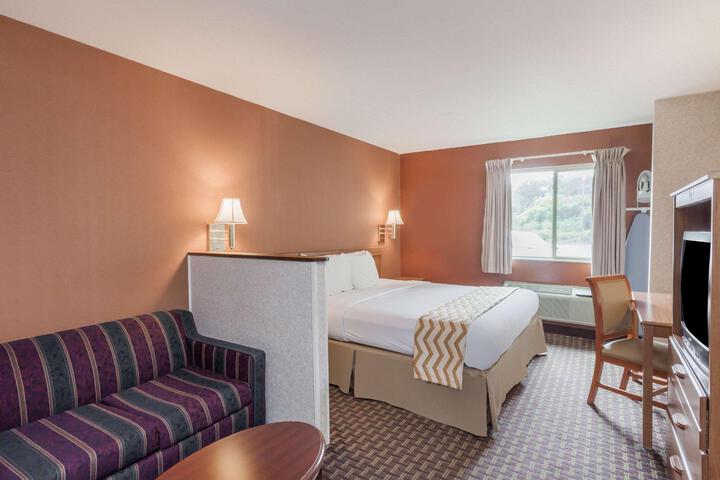 1 Queen Bed (2 of 3)