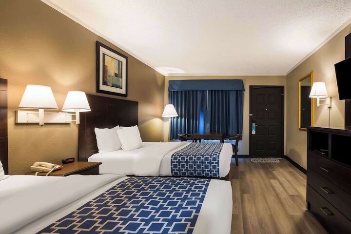 2 Double Beds (4 of 8)
