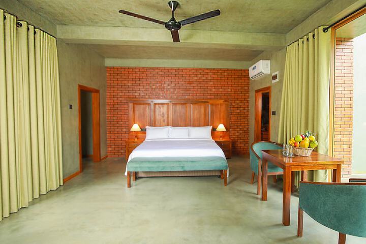 Room 4 of 76