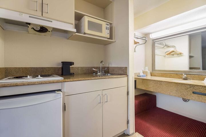1 King Bed Efficiency (10 of 11)
