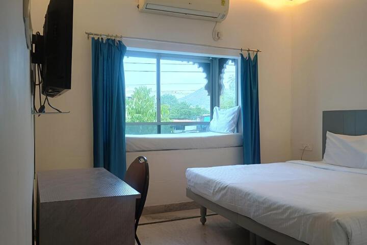 Hotel Crown Club - 2.5 km from Celebration Mall