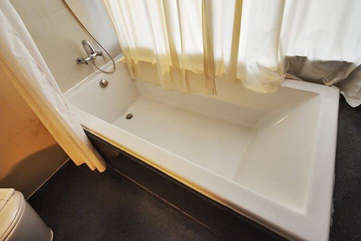 Deep soaking bathtub