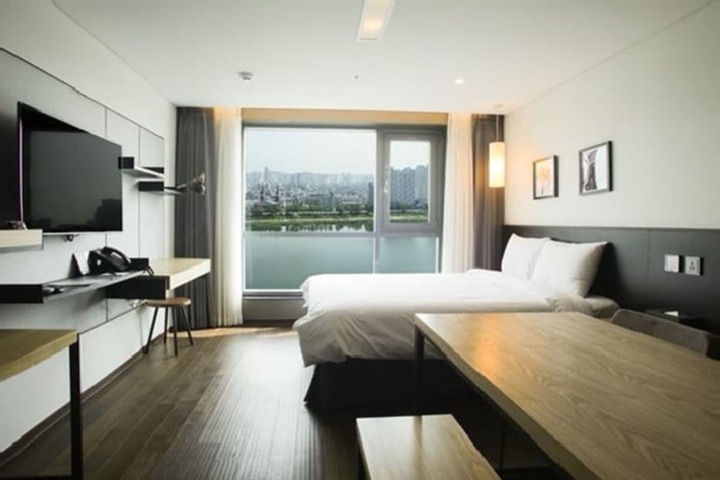 Room 9 of 28