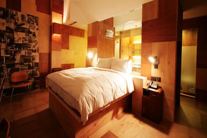 Room 6 of 8
