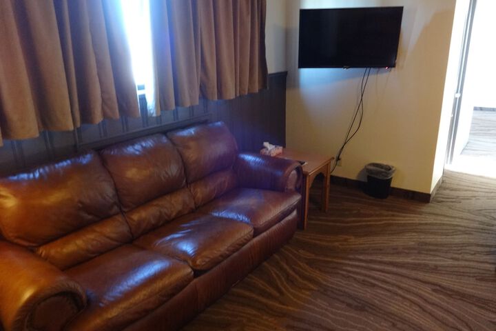 Room 8 of 33