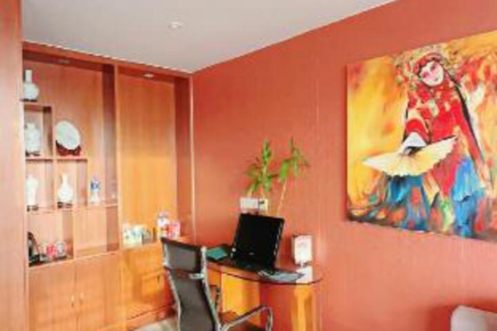 Room 7 of 9