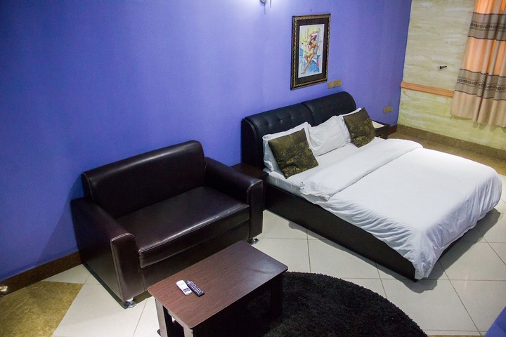 Room 10 of 32