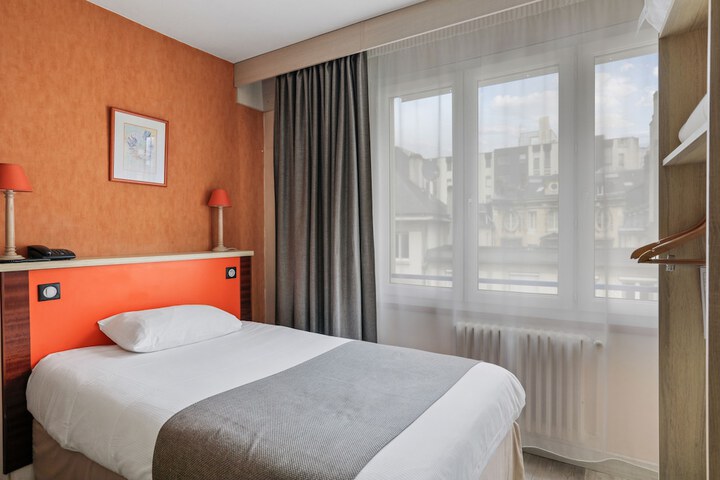 Room 32 of 48