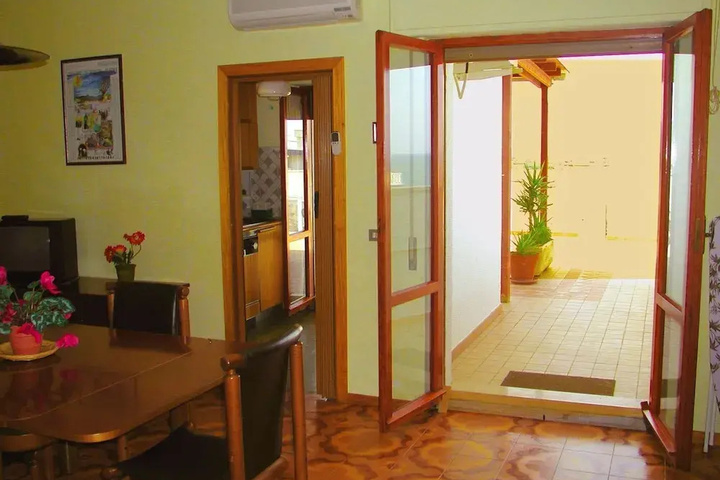 Room 4 of 16