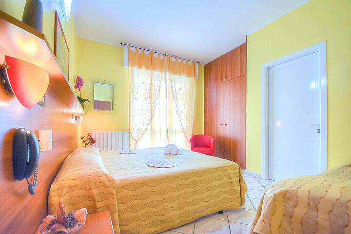Room 10 of 18