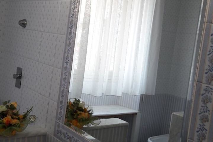 Room 4 of 32