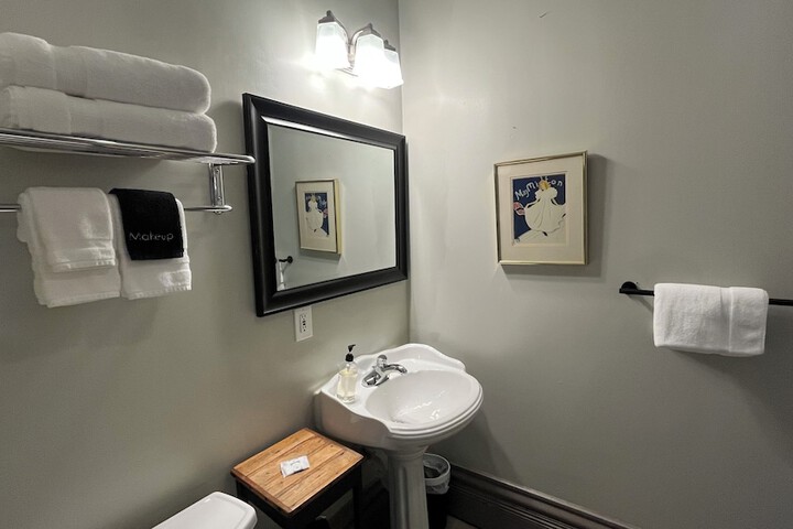 Room 21 of 32