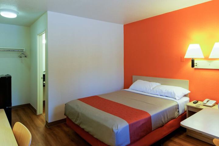 1 Queen Bed Micfridge (4 of 13)