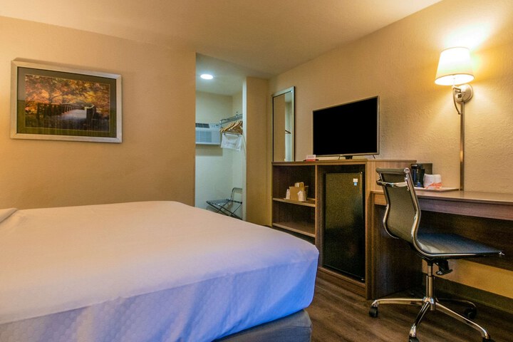 1 King Bed Refrigerator (2 of 6)