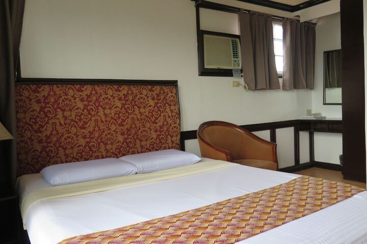 Room 12 of 25