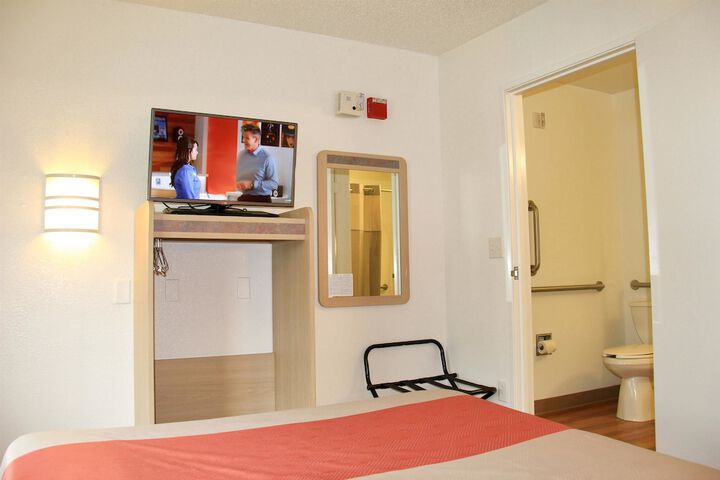 1 King Bed (3 of 5)