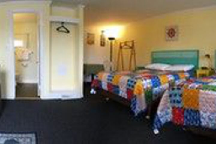 Room 17 of 28