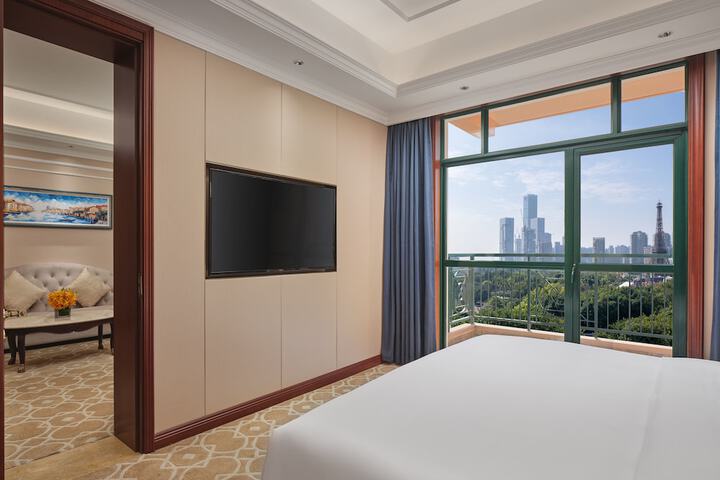 Room 4 of 127