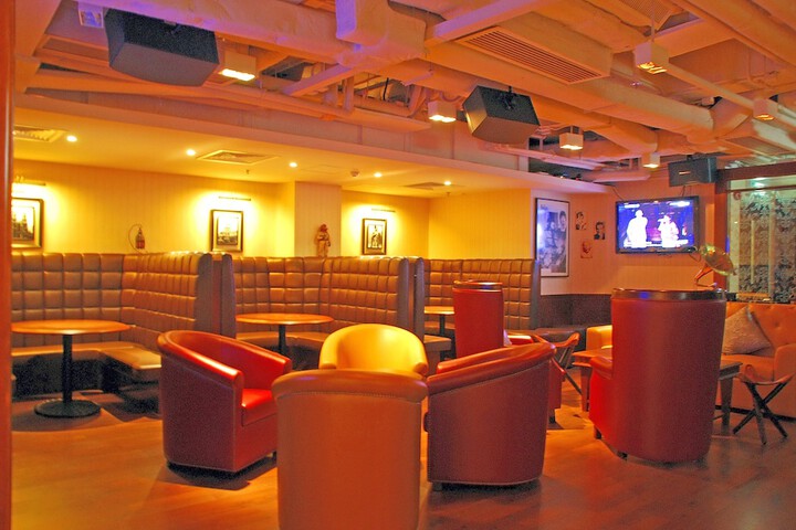 Lounge 34 of 46