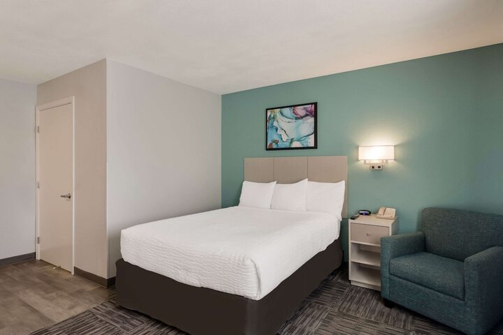 1 Queen Bed (9 of 16)