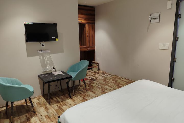 Room 4 of 8