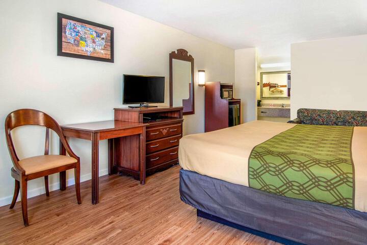 1 King Bed (4 of 18)