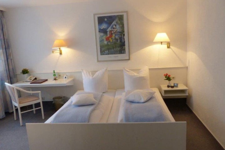Room 6 of 27