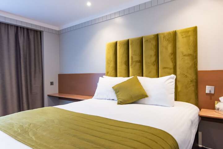 Room 4 of 100