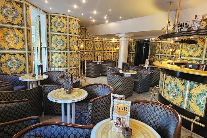 Lounge 41 of 53