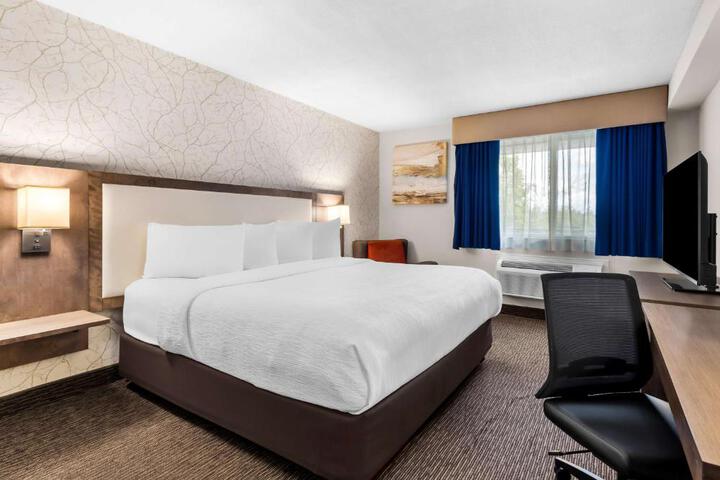 1 Queen Bed Microwave and Refrigerator Work Desk WiFi Continental Breakfast (12 of 20)