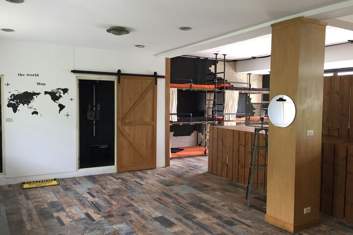 Room 10 of 32