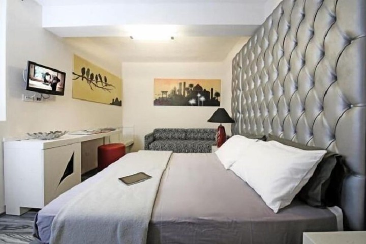 Room 6 of 13