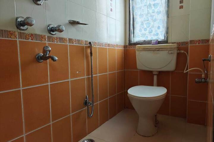 Room 6 of 12