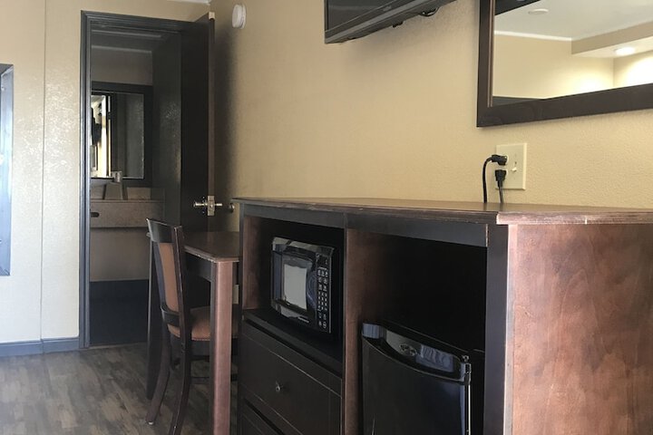Basic Single 2 Double Beds (16 of 17)