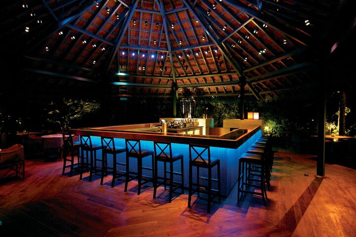 Lounge 72 of 82