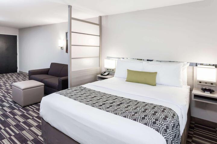 1 Queen Bed (6 of 19)