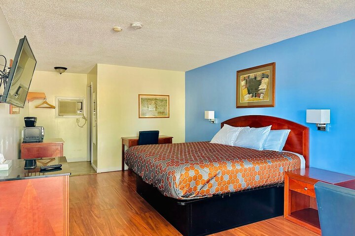 1 King Bed (11 of 11)