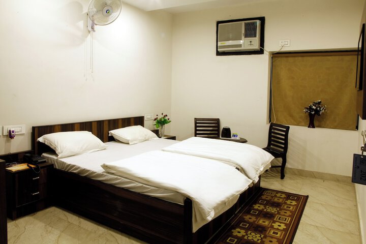 Room 4 of 7