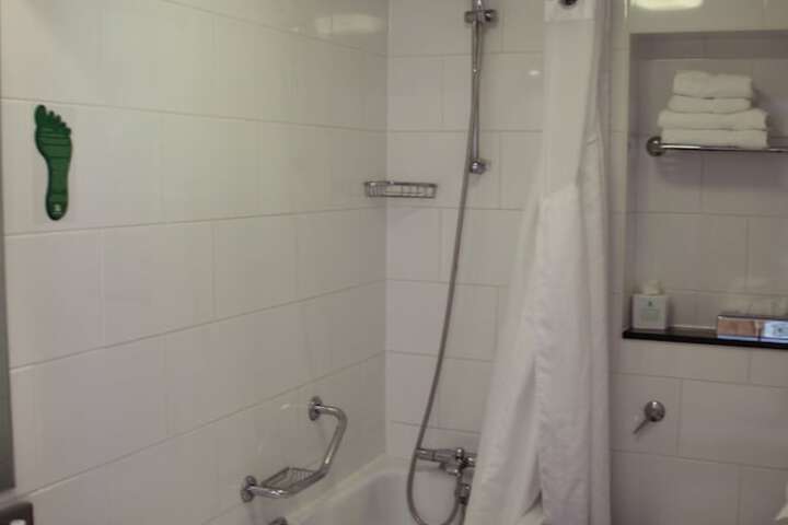 Room 3 of 82