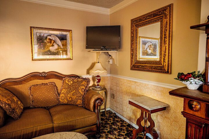 Deluxe King Bed (14 of 24)