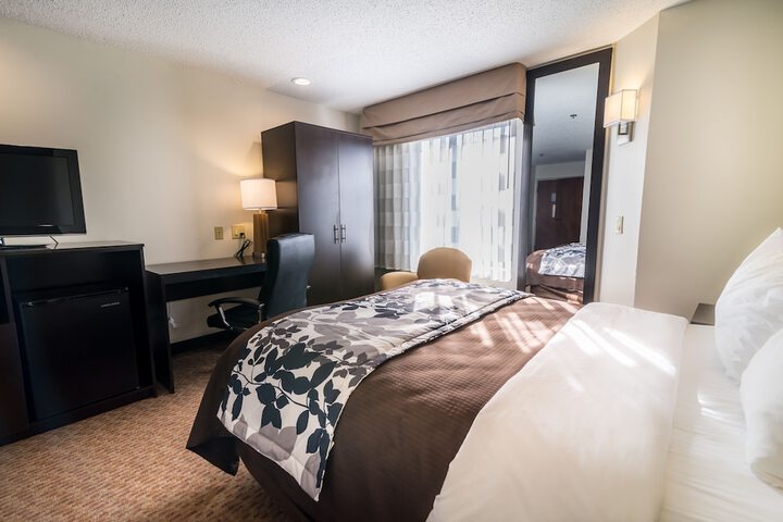 Queen Bed Accessible (12 of 12)