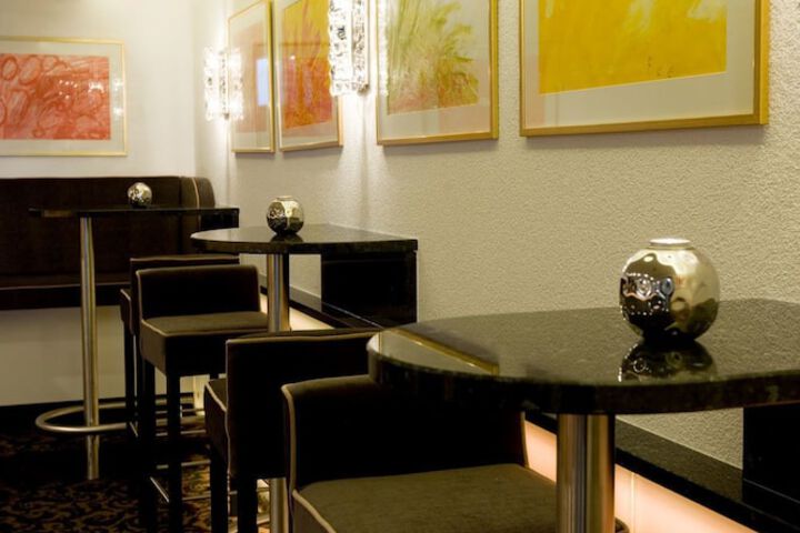 Lounge 87 of 128