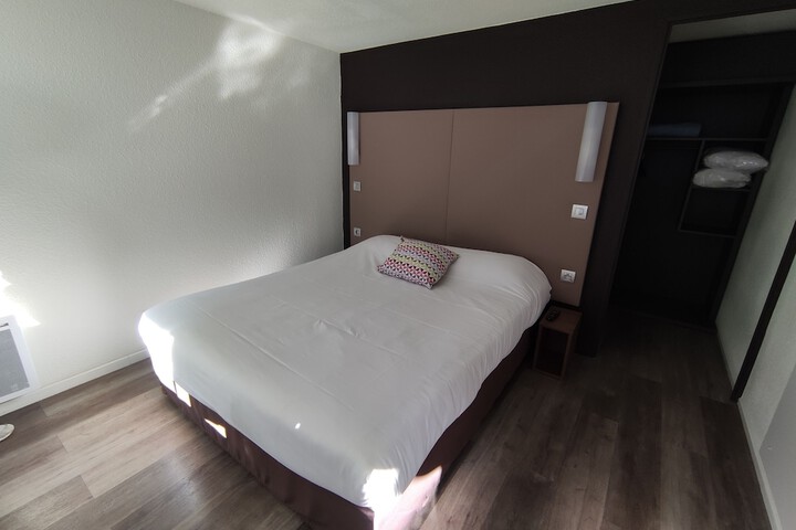 Room 6 of 28
